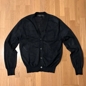 Svart cardigan från Comme des Garçons - Svart vaxad sällsynt cardigan från cdg nästan ny skick använd ett få par gånger extra knapp med extra hål 