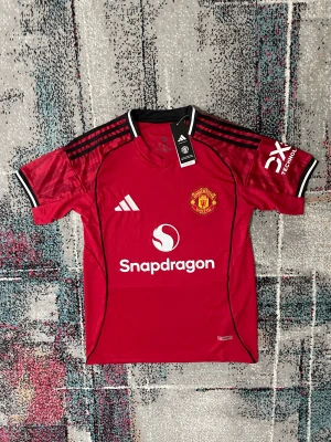 Manchester United 25/26 Tröja  - Säljer denna riktigt snygga tröjan för ett riktigt bra pris! Skriv till om ni är intresserade eller har några funderingar kring tröjan