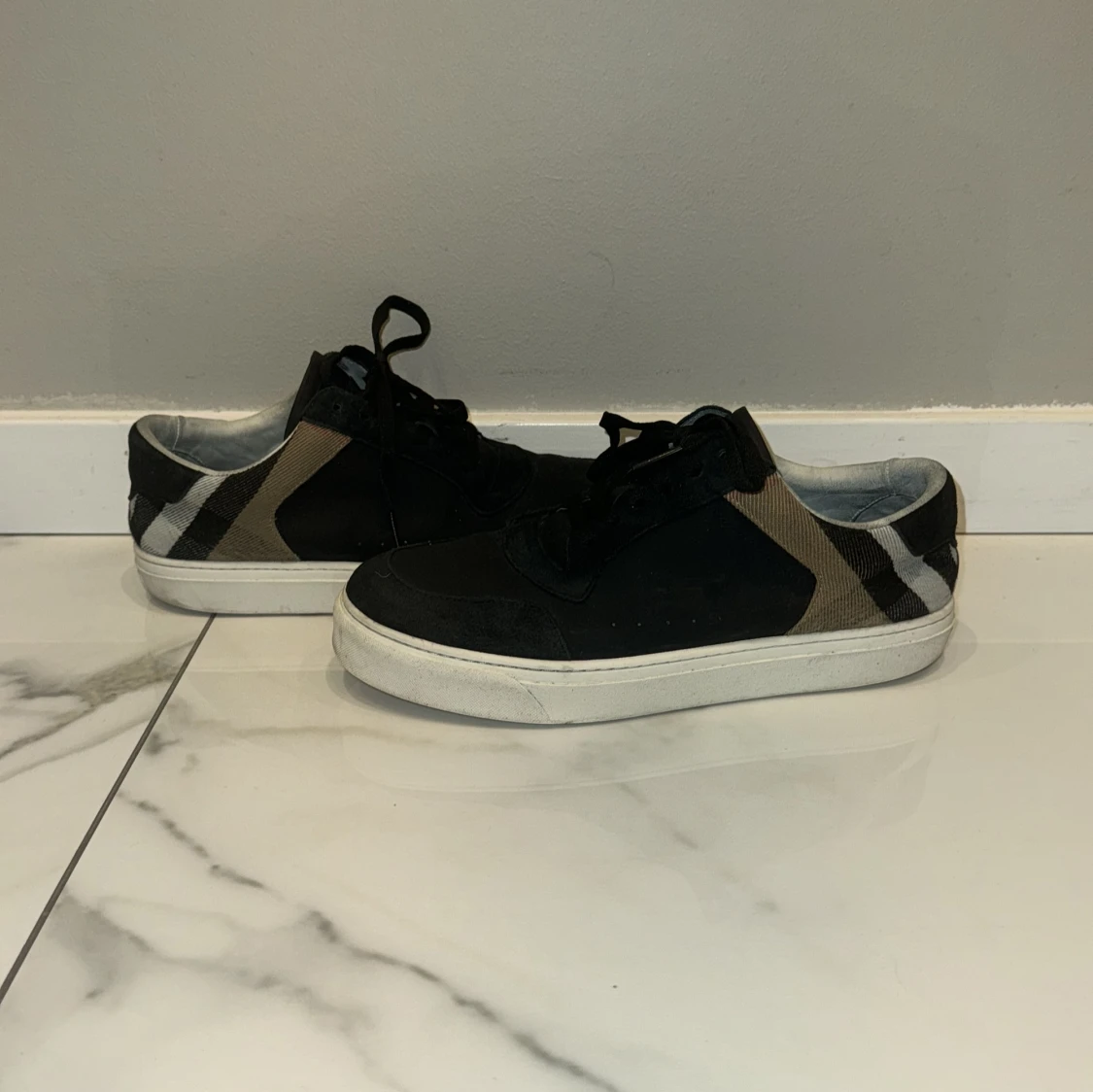 Burberry sneakers med rutigt mönster