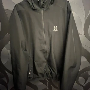 Haglöfs chaos - Super bra regnjacka som tål mycket använd en del gånger men inga yttertecken på användning har några fläckar på insidan efter den va i tvätten men det syns inte på utsidan annars perfekt skick storlek XL 