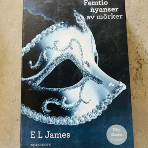 Femtio nyanser av mörker – E.L. James - Femtio nyanser av mörker – E.L. James  Upptäck passionen och dramat i denna internationella bästsäljare! Med starka känslor, nervkittlande spänning och romantik dras du in i Christian Greys och Anastasia Steeles intensiva värld. Perfekt för dig som älskar romantiska och sensuella berättelser.