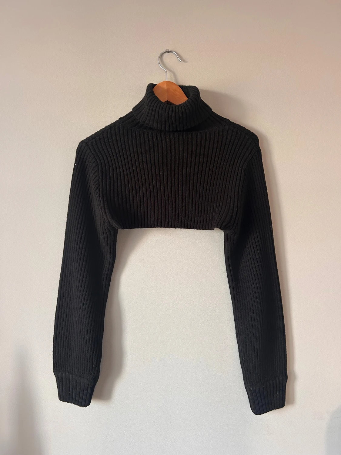 Svart croppad polotröja Divided - 1