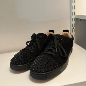 Loubs Skor  - Säljer mina Christian Louboutin som inte alls används längre och ej använt på ett tag, skorna har dock använts och har lite slitage men inget som syns eller större skador. Köpta i andra hand och medföljer inte någon box eller kvitto. 