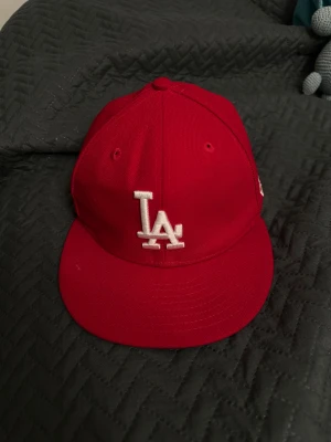 LA keps röd - Säljer en fin LA keps i jätte bra skick,aldrig använd och inga defekter.Skriv för fler bilder ☺️