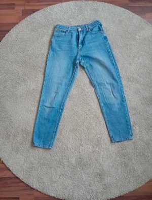 Blå raka jeans med klassisk passform - Snygga blå jeans med rak passform. Jeansen har normal midja och är tillverkade i slitstarkt denimtyg. Perfekta för dig som gillar en enkel och tidlös stil.