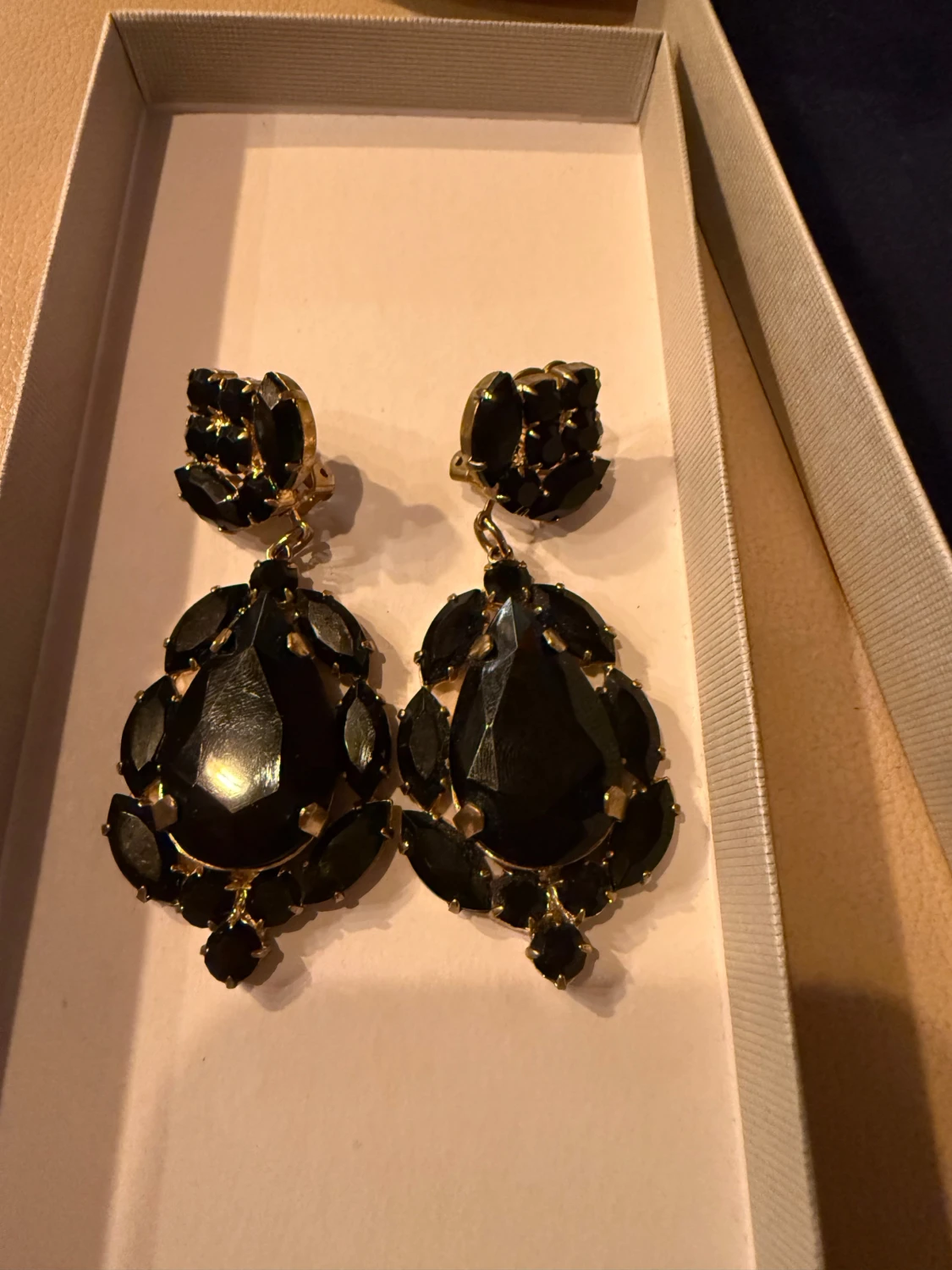 Stora svarta och guldiga statementörhängen (clips) - 2