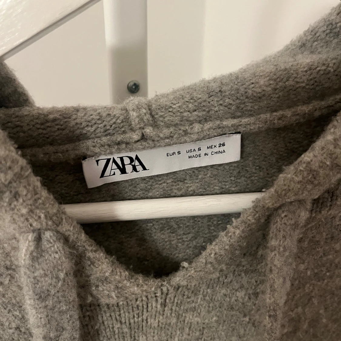 Grå stickad hoodie från Zara - 2