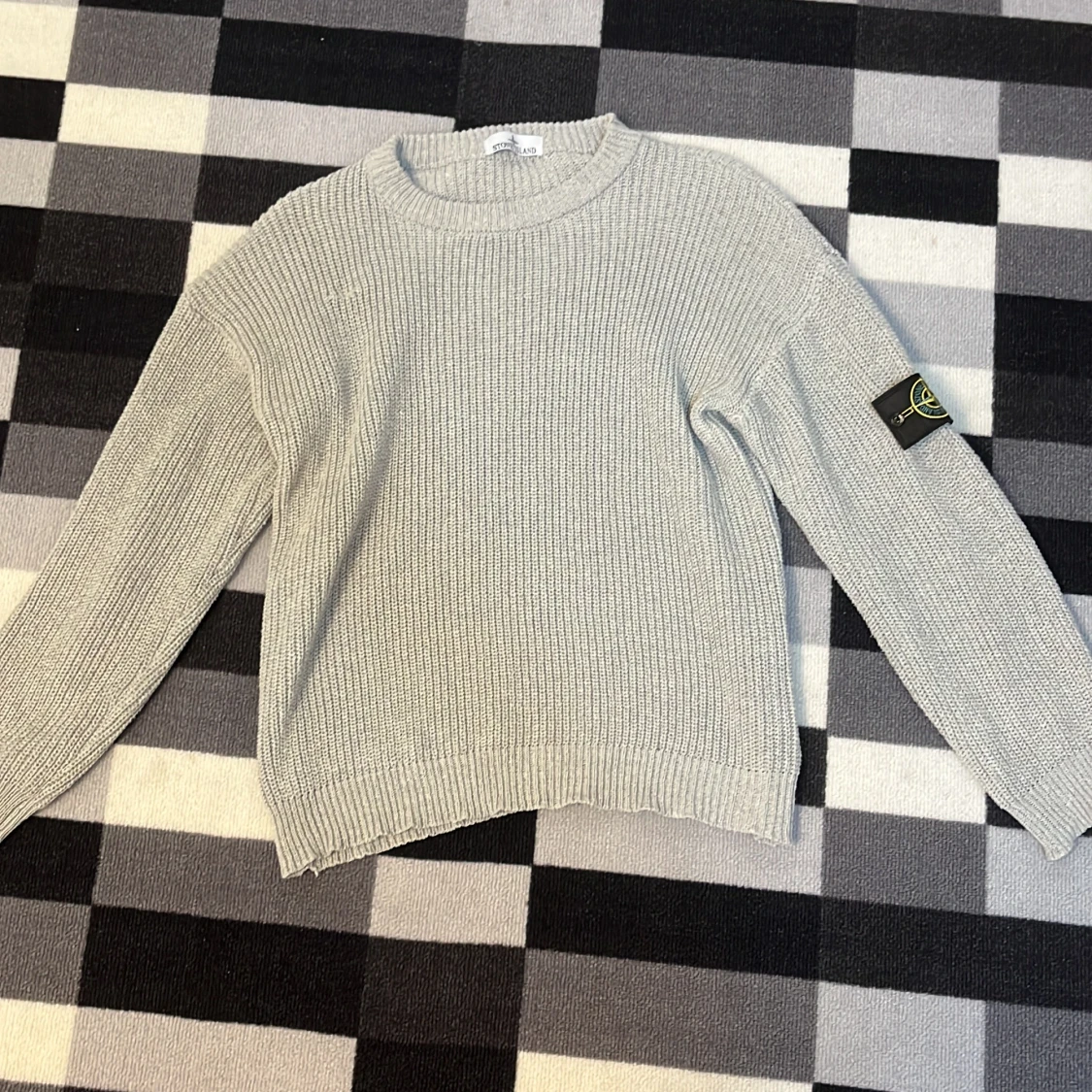 Ljusgrå stickad Stone Island tröja