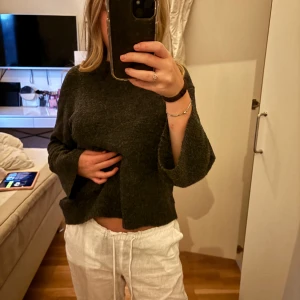 Vita linnebyxor med snörning - Säljer ett par vita linnebyxor med avslappnad passform och snörning i midjan. Byxorna har raka ben, resår i midjan och fickor både fram och bak. Perfekta för en chill och luftig stil under varmare dagar.