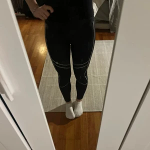 Svarta leggings från Stronger - träningsbyxor från stronger, knappt använda❤️