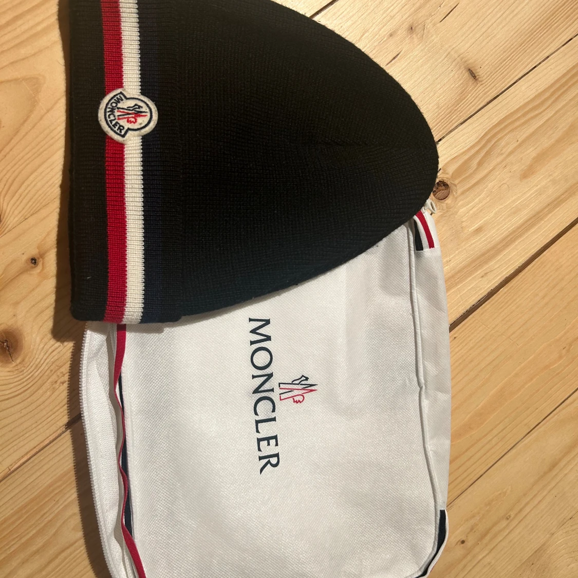 Svart Moncler mössa