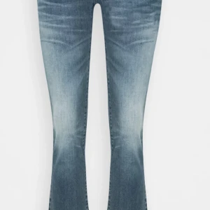 Ltb valerie jeans - Snygga blå bootcut jeans från ltb med klassisk femficksdesign och låg midja. Jeansen har en tvättad look med ljusare partier på låren och knäna, vilket ger en cool vintagekänsla. Perfekt passform och mjukt denim-material. 