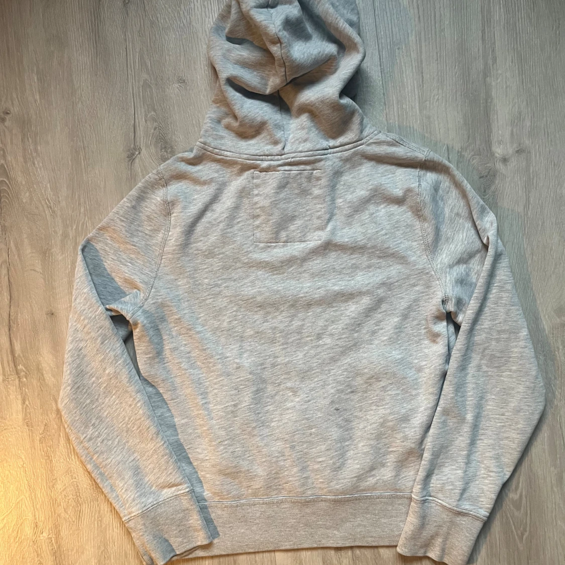 Grå hoodie från Hollister med tryck - 1