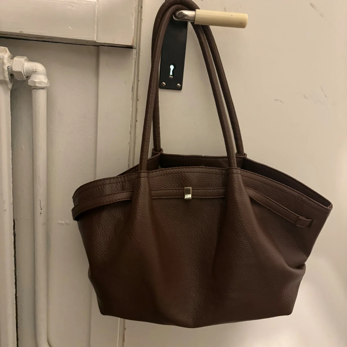 Brun skinnväska med långa handtag