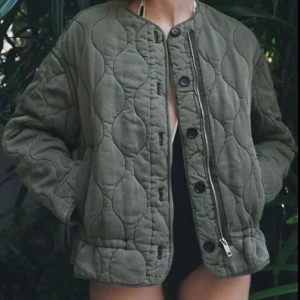 Quiltad grön bomberjacka - Super snygg från Zara, använt max 5 gånger.