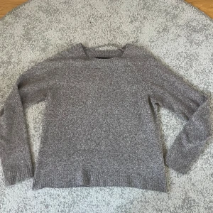 Brun-spräcklig stickad tröja Vero Moda M - Mysig brun-spräcklig stickad tröja från Vero Moda i storlek M. Tröjan har rund hals, ribbade muddar och långärmad passform. Väldigt mysig och i fint skick.