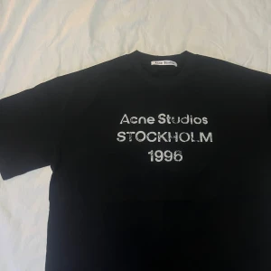 Acnestudios t shirt S - Acne studios t shirt i fint skick (8/10) i storlek S men passar M bättre. Passformen är baggy och t-shirten passar runt 180 cm | skickas med tag, skriv vid någon fundering✅