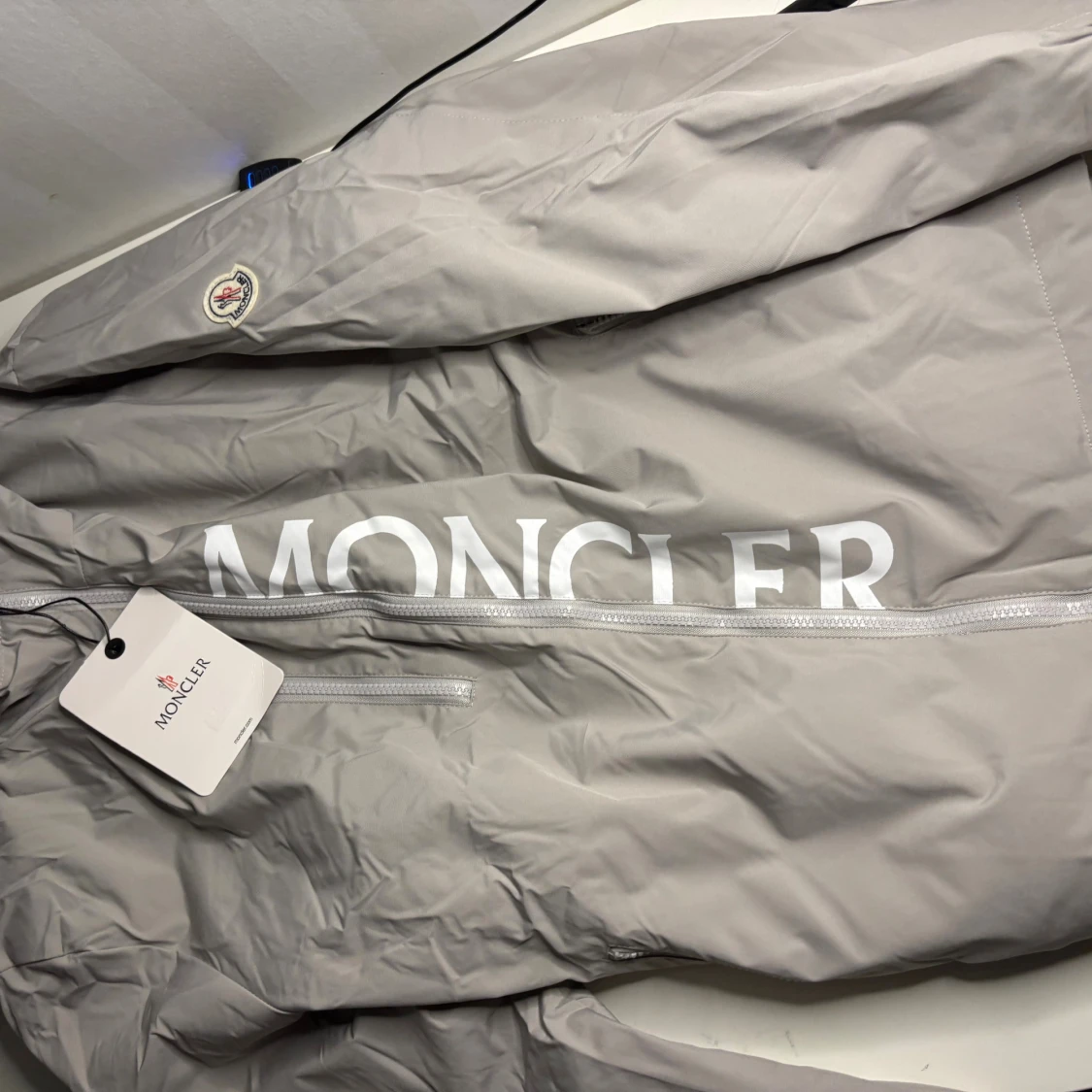 Beige vindjacka från Moncler