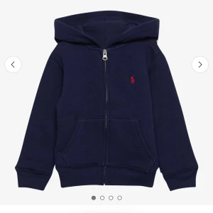 Mörkblå fleece zip hoodie Polo Ralph Lauren - Mörkblå hoodie från Polo Ralph Lauren med mjuk fleece på insidan. Ny inköpt från kids brand store,  original pris 1295kr. Säljs pågrund av råka köpa i man. Skriv för mer bilder 💞