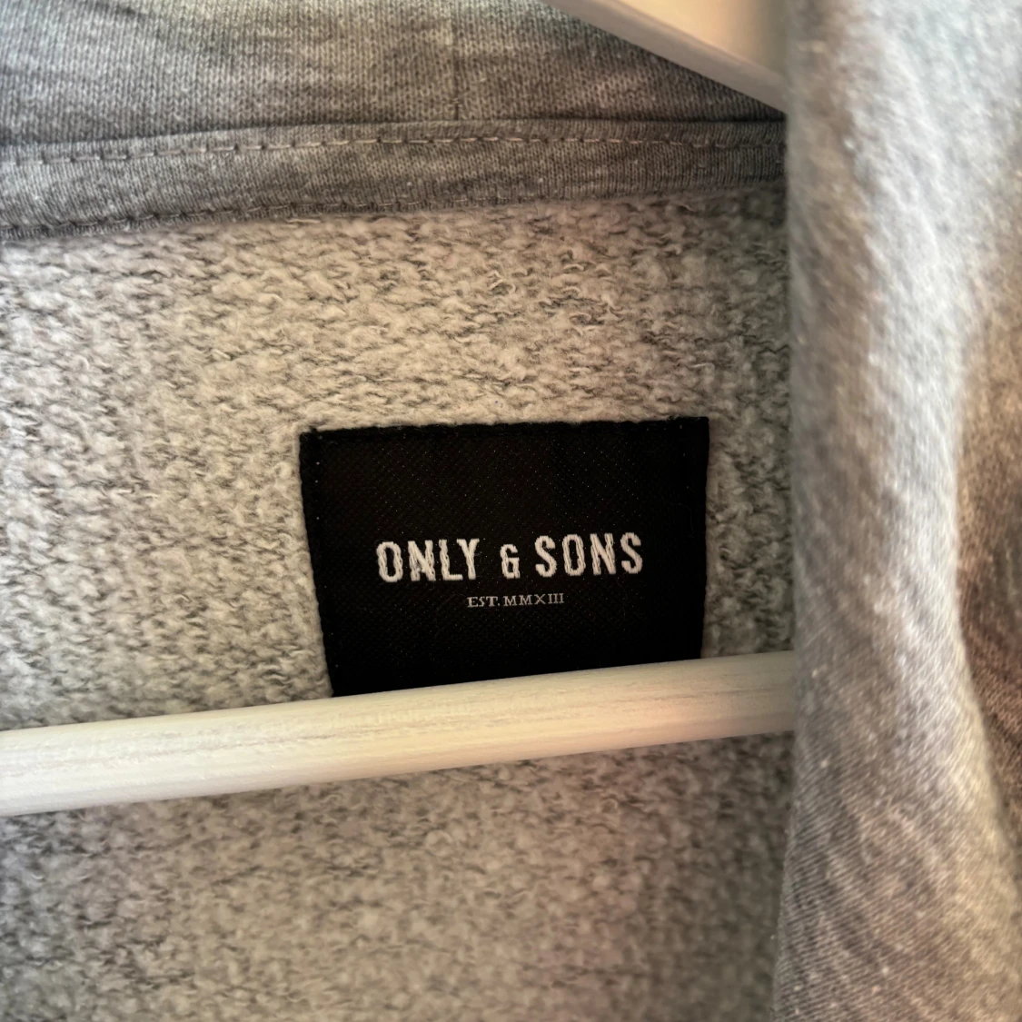 Grå hoodie från Only & Sons - 1