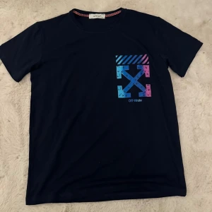 Svart Off-White t-shirt - Svart t-shirt från Off-White. Passar både S-M. Helt ny. 