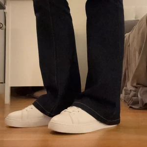 Vita sneakers från GANT - Köpte dessa skorna i augusti och har använt de max tre gånger. Tyvärr är de lite för stora för mig, så därför säljer jag dem. De är i storlek 38. Hör gärna av dig vid frågor🤎