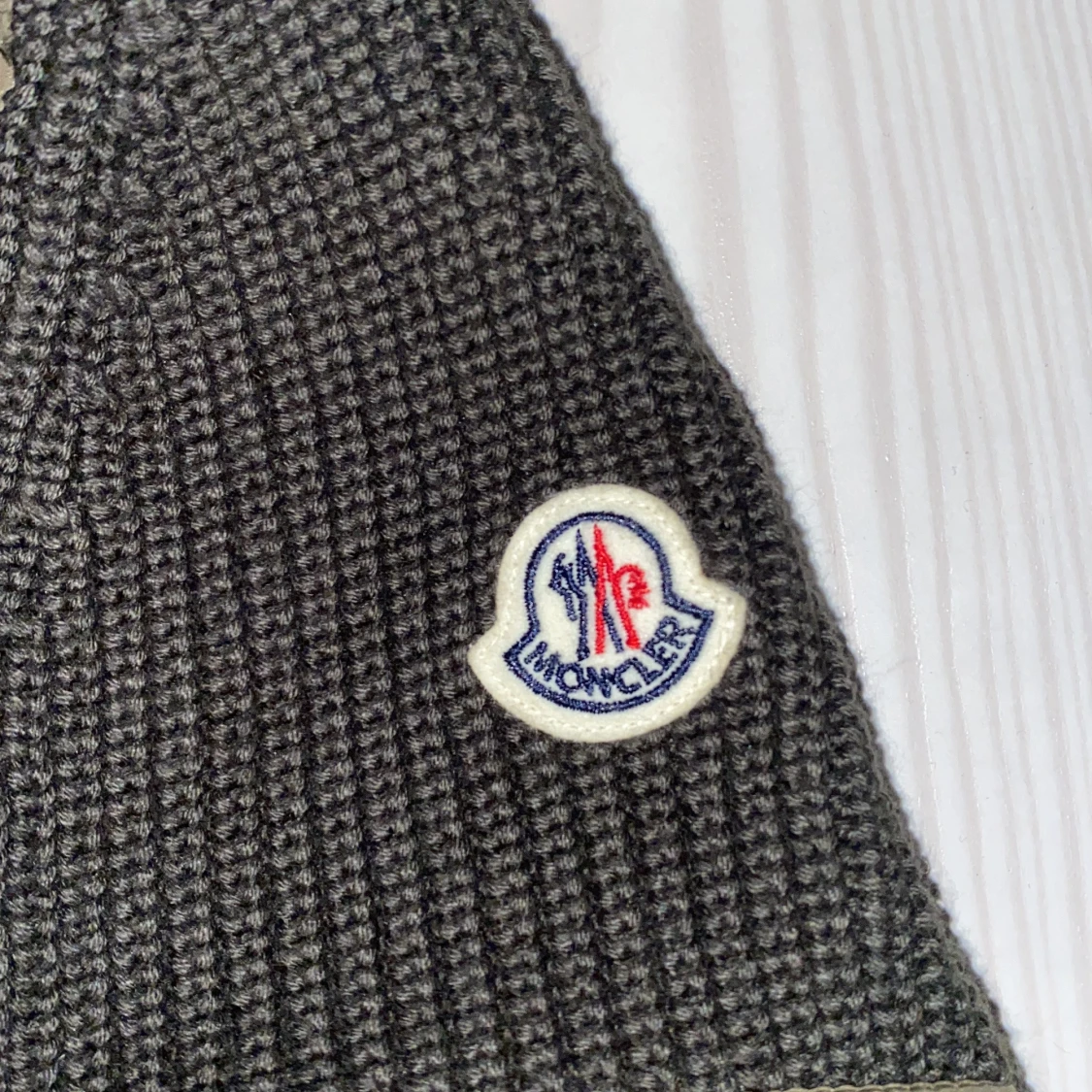 Olivgrön Moncler dunjacka med stickade ärmar - 1