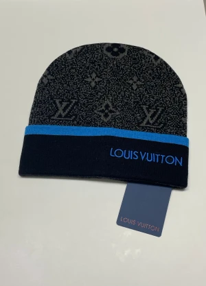 Lv Mössa - Säljer en helt nya mössa, aldrig använd. Storlek Onesize. Skriv gärna vid fler frågor. Postar inom 24h efter betalning. (Alla bilder är tagna av mig)