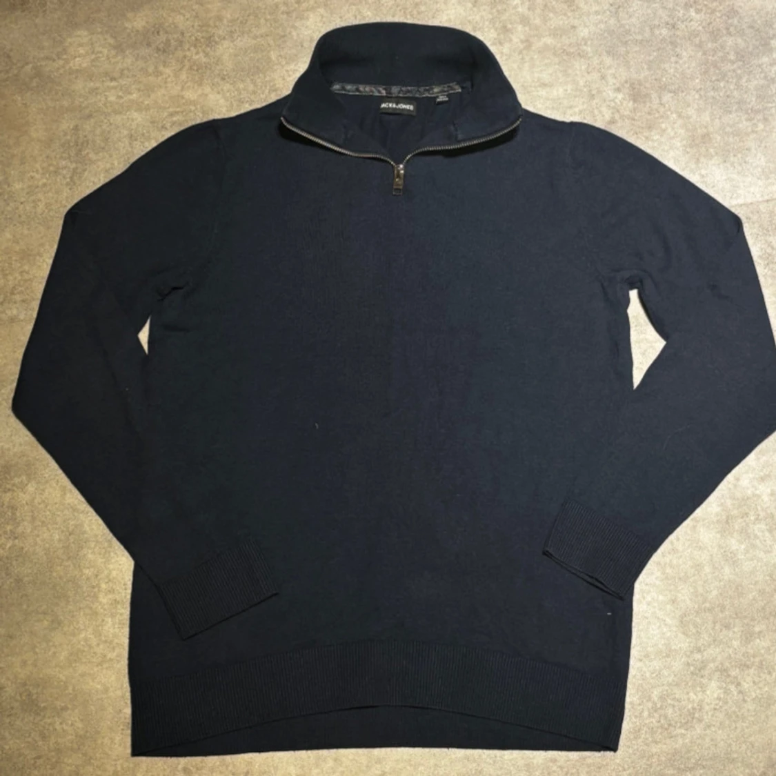 Marinblå stickad half zip från Jack & Jones