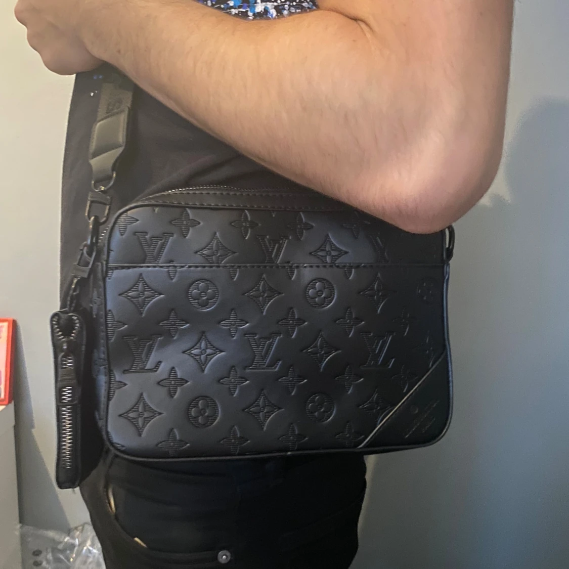 Svart axelväska L V i skinn - 3