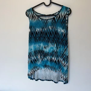 Mönstrat linne - Superfint linne med ett coolt mönster! Linnet är lössittande och har inte fått några ändringar. Sömmen som syns vid armen ska vara där då linnet viks inåt mot kroppen när man har på sig det. Skriv gärna vid frågor om bilder eller mått.