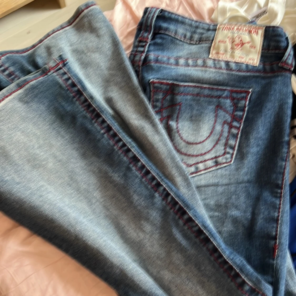 Blå bootcut jeans från True Religion - 1