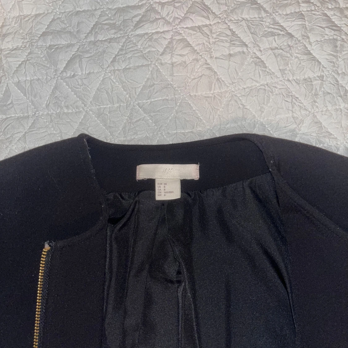 Svart rock från H&M med gulddetaljer - 2