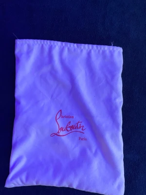 Christian Louboutin mörkblå sneakers - Snygga mörkblå sneakers från Christian Louboutin smutsiga men lätt att tvätta bort, säljer för att det inte passar min stil. Kommer med originalkartong och dustbag.