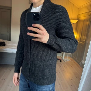 Stickad Cardigan - Tjenare säljer en svart stickad Cardigan i mycket fint skick. Inga tydliga deffekter.  Storlek M. Hör gärna av er vid frågor och funderingar!🤗