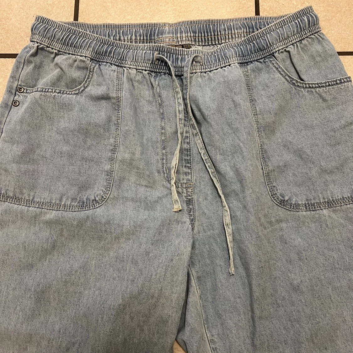 Blå croppade jeansbyxor från Cellbes - 1