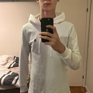 Vit Ralph Lauren  - Säljer nu vit Ralph lauren tröja då jag inte har användning för den. Topp skick som alltid. Jag är 185 väger cirka 70, mellan 175-183 hade varit perfekt.pris är inte hugget sten.        Hör av dig om minsta tvekning🤗