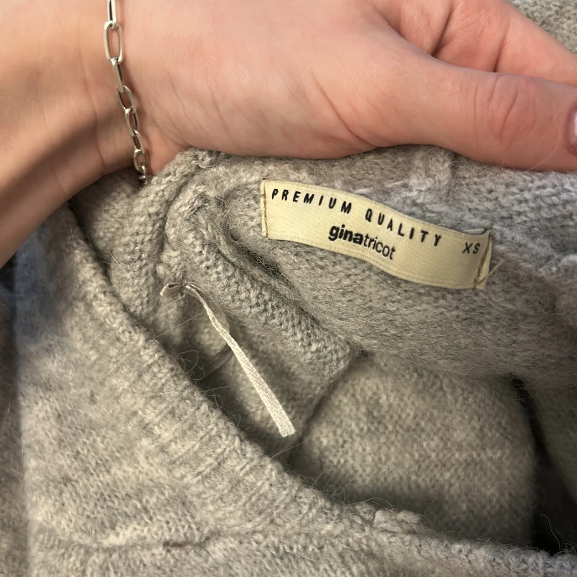 Grå stickad hoodie från Gina Tricot - 1