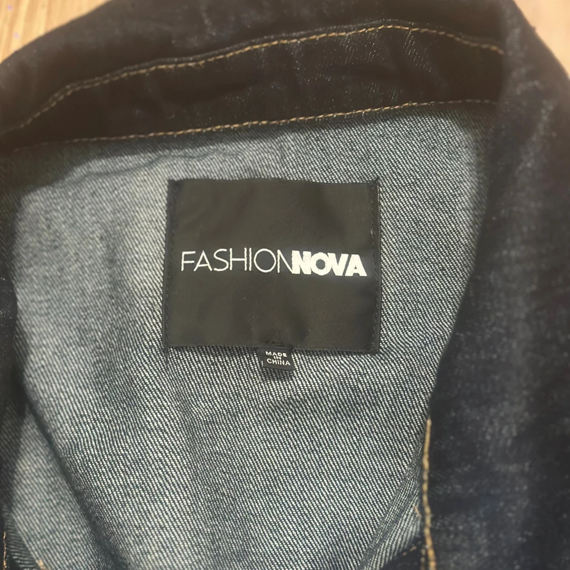 Mörkblå jeansjacka från Fashion Nova - 1