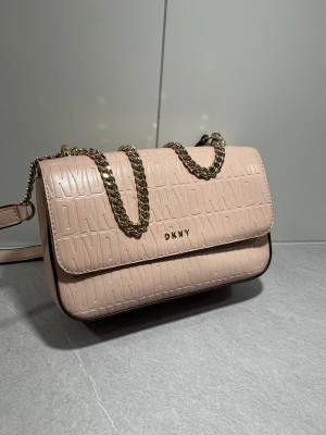 DKNY Väska  - Ljusrosa DKNY väska i mycket fint skick🤍