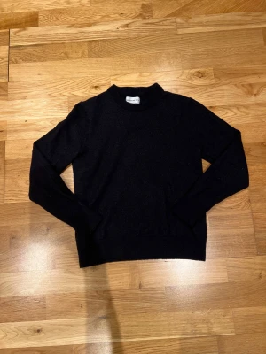 Merinoull tröja från THESE GLORY DAYS - En tröja köpt för runt 1000 kr i 100% merinoull som är använd en gång och sen krympte den rejält i tvätten. Köpte den i storlek S för vuxna men nu är den mer för någon som är 150-163 ish tror jag. Inte säker på storlek bara en gissning men kan skicka måtten på den om de begärs.