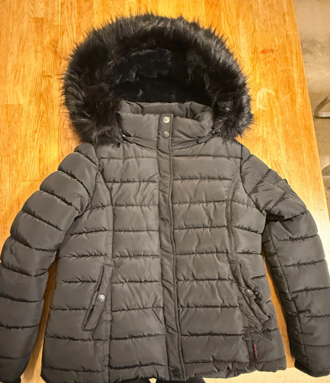 Svart pufferjacka med fuskpäls från Navahoo