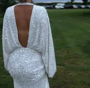 Drömmig långklänning i benvit från ASOS DESIGN, täckt med glittrande paljetter. Klänningen har djup v-ringning, öppen rygg och vida långärmar som ger en lyxig och modern siluett. Säljer då den tyvärr är för liten för mig. Har köpt den från en tjej här på plick som hade använt den en gång. Så endast använd 1 gång. 