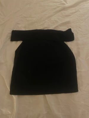 Topp  - Svart söt topp från hm! Står att de är storlek M men funkar som S 