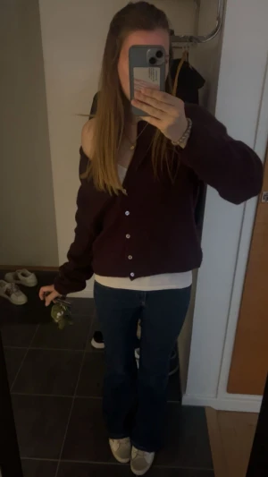 Vinröd kofta - Jättefin röd stickad kofta som är perfekt till både hösten och vintern. Köpt från Gina, fråga ifall fler bilder önskas. Stoleken är L men den är som en S