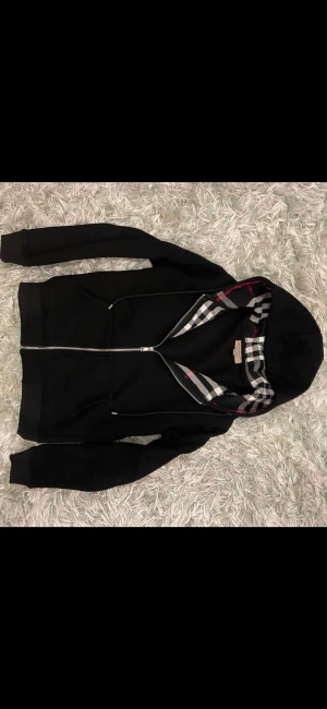 Burberry Zip - Burberry Zip knappt använd i ny skick jätte varm och skön