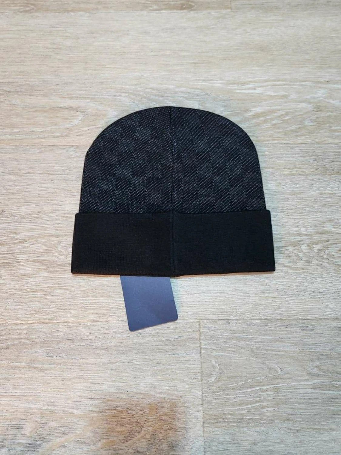 Svart mössa med rutmönster - 2