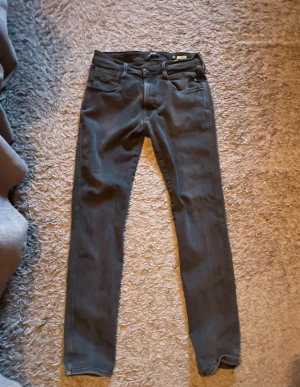 Replay jeans - Säljer ett par tvär feta replay jeans storlek 32/31. Jeansen är mörk gråa/svarta och i väldigt bra skick. Hör av dig vid fler frågor och funderingar. Pris ej hugget i sten