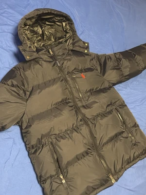 Svart pufferjacka från Polo Ralph Lauren - Svart puder jacka från ralph lauren, använd 1-2 gånger. Storlek L på jackan men passar som M. Pris kan diskuteras vid snabb affär.