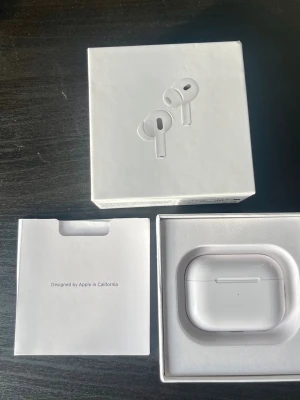 AirPods Pro 2 med ANC - Säljer ett par AirPods Pro 2 från Apple, komplett med originalförpackning och laddningsetui. Aktiv brusreducering, transparensläge och MagSafe-kompatibilitet. Perfekt för både musik och samtal.